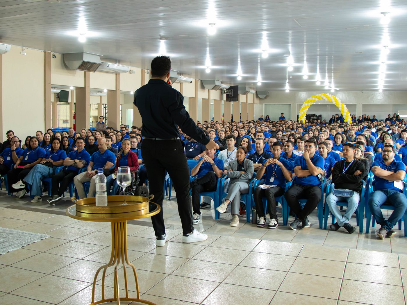 Warley Gandra palestrando para plateia corporativa lotada