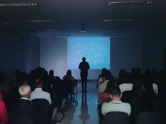 Warley Gandra conduzindo palestra em auditório