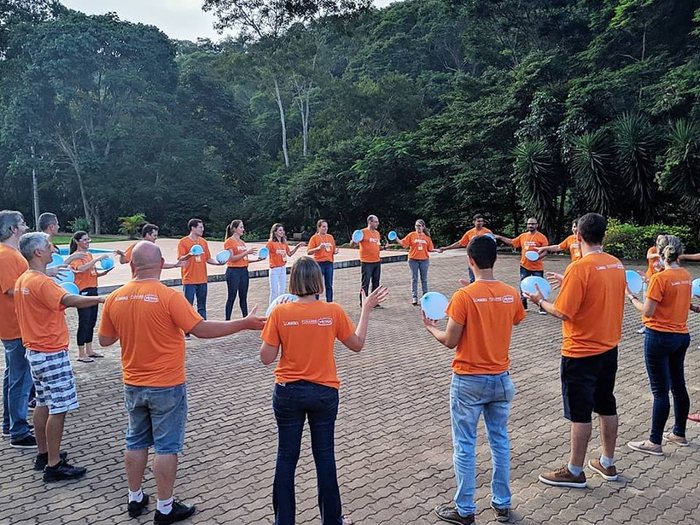 Dinâmica em equipe durante treinamento corporativo